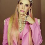 Eda Ece Instagram - ✨ 💖✨ En sevdiğim takı markası: @melisgoraljewelry ve yeni keşfettiğim bayıldığım @declaara @derevclara çok teşekkürler💖 Maske Kimsin Sen Cumartesi yeni bölümde görüşürüz! 💘✨💫 @foxturkiye @maskekimsinsen Styling: @ayybuke @selinkilicc Makyaj: @hidayetkorkmaz_ Saç: @mutluahmet.sinan her zamanki gibi canlarımla yaptık, elinize sağlık💘 ve bir teşekkür de türkiyenin en iyi tırnaklarını yapan @beautylabistanbul 💞 📸 : @burcuyetisphotography