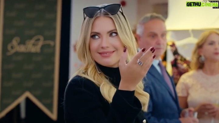 Eda Ece Instagram - 5.sezonumuzda bizi 1. yapan izleyicilerimize çok teşekkür ederiz sizi seviyoruz! 😍 Bu sevda bitmez!!!! 🍎♥️👑 Biz bir aileyiz:) @yasakelmafox @medyapimresmi @foxturkiye ❤️ #1 🎉 #YasakElma