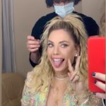 Eda Ece Instagram - Glam Backstagelerim meşhur olmuştur😂 Maske Kimsin Sen için hazırlanıyorum tabiki! Glam Team'im canlarımın eline sağlık♥️ Bu cumartesi yeni bölümde görüşürüz! ⚡️🌟❤️‍🔥 #maskekimsinsen #maskedsinger #maskedsingerturkey @foxturkiye