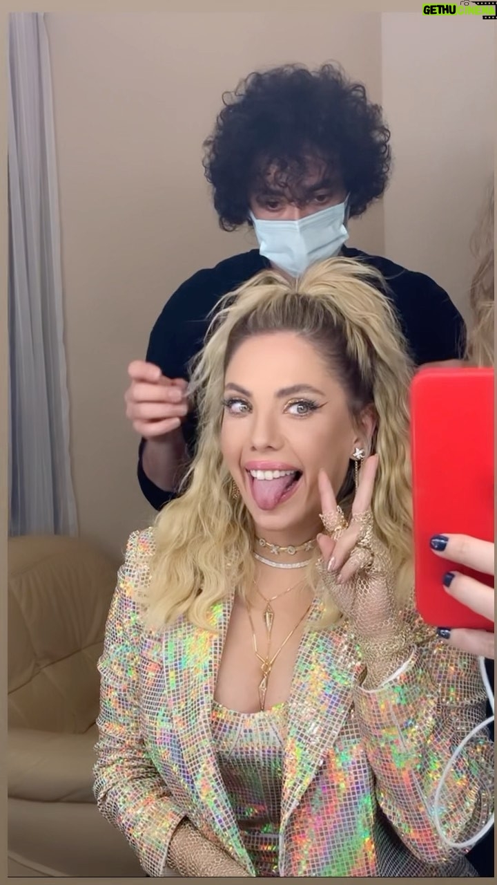 Eda Ece Instagram - Glam Backstagelerim meşhur olmuştur😂 Maske Kimsin Sen için hazırlanıyorum tabiki! Glam Team'im canlarımın eline sağlık♥️ Bu cumartesi yeni bölümde görüşürüz! ⚡️🌟❤️🔥 #maskekimsinsen #maskedsinger #maskedsingerturkey @foxturkiye