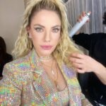 Eda Ece Instagram - Maske Kimsin Sen'de bu hafta! Her cumartesi beraberiz! #XOXO :)⚡️❤️‍🔥🌟⚡️ Styling: @ayybuke @selinkilicc 💖 Makyaj: @hidayetkorkmaz_ 💖 Saç: @mutluahmet.sinan 💖 #maskekimsinsen #maskedsingerturkey #backstage