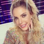 Eda Ece Instagram - Maske Kimsin Sen'de bu hafta! Her cumartesi beraberiz! #XOXO :)⚡️❤️‍🔥🌟⚡️ Styling: @ayybuke @selinkilicc 💖 Makyaj: @hidayetkorkmaz_ 💖 Saç: @mutluahmet.sinan 💖 #maskekimsinsen #maskedsingerturkey #backstage