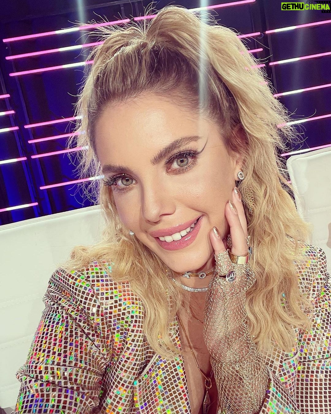 Eda Ece Instagram - Maske Kimsin Sen'de bu hafta! Her cumartesi beraberiz! #XOXO :)⚡️❤️🔥🌟⚡️ Styling: @ayybuke @selinkilicc 💖 Makyaj: @hidayetkorkmaz_ 💖 Saç: @mutluahmet.sinan 💖 #maskekimsinsen #maskedsingerturkey #backstage