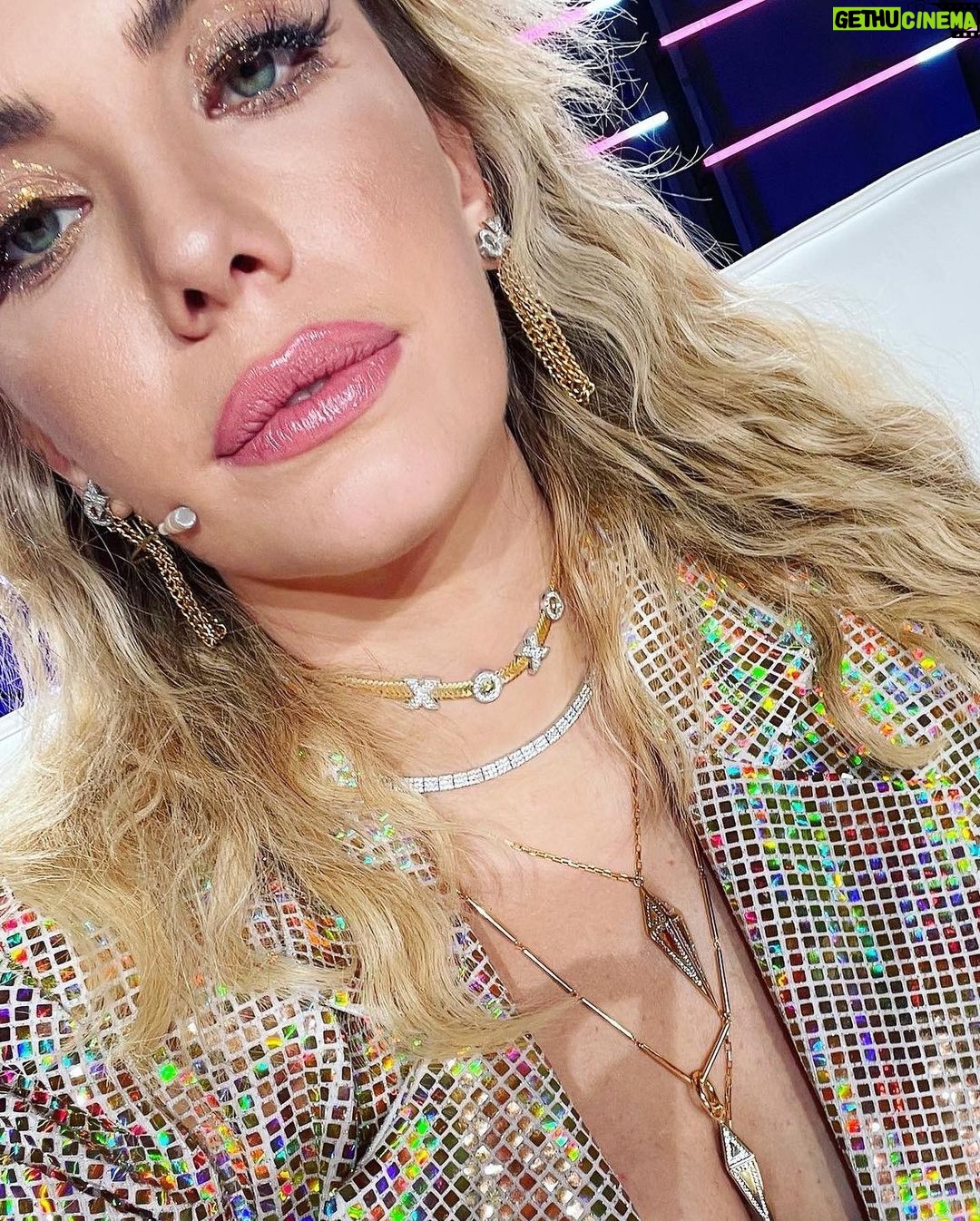 Eda Ece Instagram - Maske Kimsin Sen'de bu hafta! Her cumartesi beraberiz! #XOXO :)⚡️❤️🔥🌟⚡️ Styling: @ayybuke @selinkilicc 💖 Makyaj: @hidayetkorkmaz_ 💖 Saç: @mutluahmet.sinan 💖 #maskekimsinsen #maskedsingerturkey #backstage