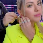 Eda Ece Instagram - Yeni bölümden backstage! Elimde ipucu defterim, öss stresi yaşadığımı söylemiştim ünlüleri bulmak kolay değil:) Bu neon lookları önceden hayal etmiştim, teşekkürler glam team karanlıkta bile görünüyordu😂💛😻💚 #MaskeKimsinSen #MaskedSinger