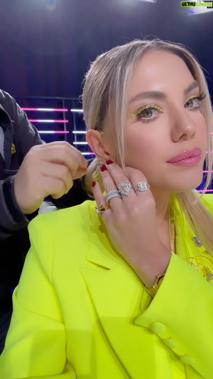 Eda Ece Instagram - Yeni bölümden backstage! Elimde ipucu defterim, öss stresi yaşadığımı söylemiştim ünlüleri bulmak kolay değil:) Bu neon lookları önceden hayal etmiştim, teşekkürler glam team karanlıkta bile görünüyordu😂💛😻💚 #MaskeKimsinSen #MaskedSinger