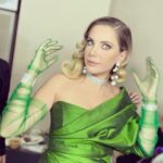 Eda Ece Instagram – #Maskekimsinsen Yarışmanın ilk çekim günüydü, çoook büyük heyecan vardı, madem Gala dedik bir Hollywood Glam yapalım istedik! 2 Ocak’ta yayınlanacak bu bölüm! @maskekimsinsen @foxturkiye 💚🎭 #maskedsinger #maskedsingerturkey teşekkürler bin yıllık yoldaşlarım @tuvana_buyukcinar @maisona46 @nilaytan ♥️