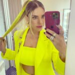 Eda Ece Instagram – Yeni yarışmamız Maske- Kimsin Sen? @maskekimsinsen 1 Ocak Cumartesi & 2 Ocak Pazar 20.00 ilk bölümüyle @foxturkiye de!!!! Sakın kaçırmayın!!!!! Maskelerin altındaki ünlüler kimler beraber tahmin edeceğiz!!!!💖🎭 #MaskedSinger
Backstage!
Hayallerimi gerçekleştiren ekip gibi ekip♥️: 
Styling: @ayybuke @selinkilicc 
Saç: @mutluahmet.sinan 
Makyaj: @hidayetkorkmaz_ 
Takılar: @begumkhan @agjewelery 
Takım Elbise: @merveciskoofficial 🎭🔫🌟