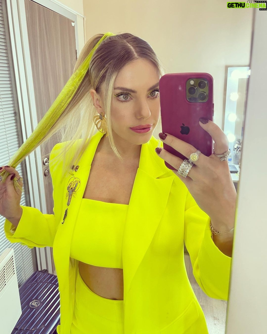 Eda Ece - 582.2K Likes - Yeni yarışmamız Maske- Kimsin Sen? @maskekimsinsen 1 Ocak Cumartesi & 2 Ocak Pazar 20.00 ilk bölümüyle @foxturkiye de!!!! Sakın kaçırmayın!!!!! Maskelerin altındaki ünlüler kimler beraber tahmin edeceğiz!!!!💖🎭 #MaskedSinger
Backstage!
Hayallerimi gerçekleştiren ekip gibi ekip♥️:
Styling: @ayybuke @selinkilicc
Saç: @mutluahmet.sinan
Makyaj: @hidayetkorkmaz_
Takılar: @begumkhan @agjewelery
Takım Elbise: @merveciskoofficial 🎭🔫🌟