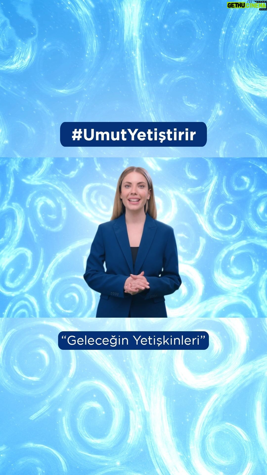 Eda Ece Instagram - Çağdaş Yaşamı Destekleme Derneği olarak Cumhuriyetin 100. yılında geleceğe umut yetiştirmeye devam ediyoruz! 💙 34 yıldır sürdürdüğümüz çağdaşlık yolcuğumuzda öğrencilerimizin eğitim hayatına engel olan tüm zorluklarla mücadele ediyor, onların eğitimine katkıda bulunacak ve fırsat eşitliğini güçlendirecek projeler geliştiriyoruz. Çocuklarımıza umutları, hayalleri ve isteklerini gerçekleştirmeleri için destek olmaya devam ediyoruz. Yaşanan tüm zorluklara rağmen biz umutluyuz! Geleceğin yetişkinleri sanattan 🎨, bilimden 🧪, doğadan 🌳 ve spordan 🏀 konuşmayı seven, hayalleriyle geleceğe yön veren çocuklardan oluşacak. Bir çocuk için bambaşka bir hayat mümkün olacak! Çağdaş Yaşamı Destekleme Derneği olarak hazırladığımız “Geleceğin Yetişkinleri” reklam filmimizde öğrencilerimize umut olmak için @eda.ece ve @taner_olmez kamera karşısına geçti. 📹 Siz de Çağdaş Yaşamı Destekleme Derneği’ne bağışta bulunun, geleceğin umutlarını birlikte yetiştirelim! Destek olmak için link profilimizde. 💙✨ #ÇağdaşYaşamıDesteklemeDerneği #UmutYetiştirir