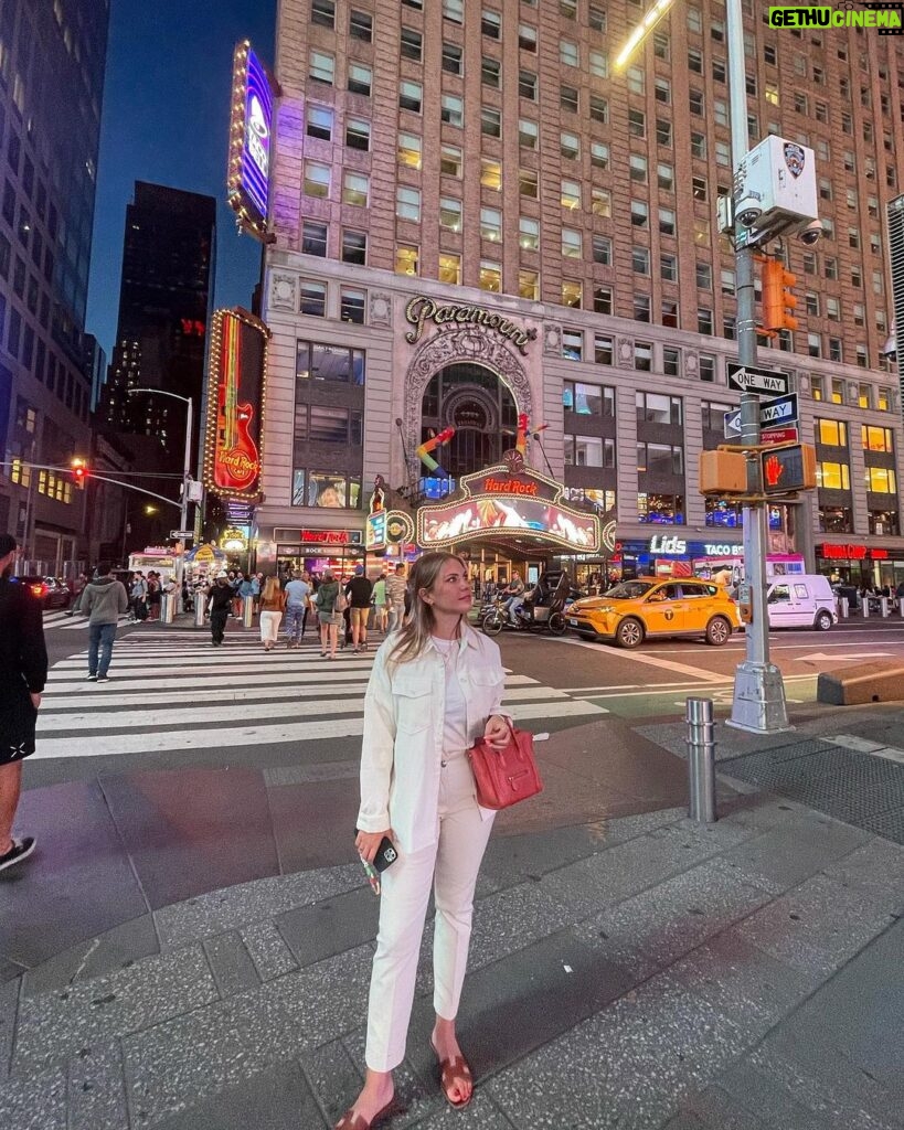 Eda Ece Instagram - old New York, new New York at least it's New York!🗽 #satclines New York, New York