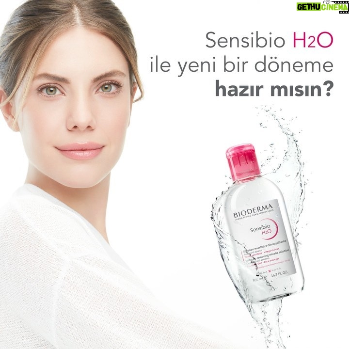 Eda Ece Instagram - Herkese merhaba! Bioderma'nın ilk türk reklam yüzü olmaktan dolayı mutluluk duyuyorum💕 Çok severek kullandığım Sensibio H2O ürünü ile sizlerle yeni bir döneme giriyoruz! Gelişmeler için takipte kalın!! 💕💕💕 @biodermaturkiye Eda Ece ile yeni bir döneme hazır mısın? 🤩 Bu mutluluğu birlikte paylaşmak ve reklam filmimizi ilk defa bizimle izlemek için 6 Nisan Salı günü Instagram/YouTube üzerinden canlı yayınlanacak online lansmanımıza seni de bekliyoruz! 💖 #SensibioH20 #BiodermaTürkiye #Bioderma #reklam