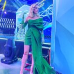 Eda Ece Instagram – #Maskekimsinsen Yarışmanın ilk çekim günüydü, çoook büyük heyecan vardı, madem Gala dedik bir Hollywood Glam yapalım istedik! 2 Ocak’ta yayınlanacak bu bölüm! @maskekimsinsen @foxturkiye 💚🎭 #maskedsinger #maskedsingerturkey teşekkürler bin yıllık yoldaşlarım @tuvana_buyukcinar @maisona46 @nilaytan ♥️