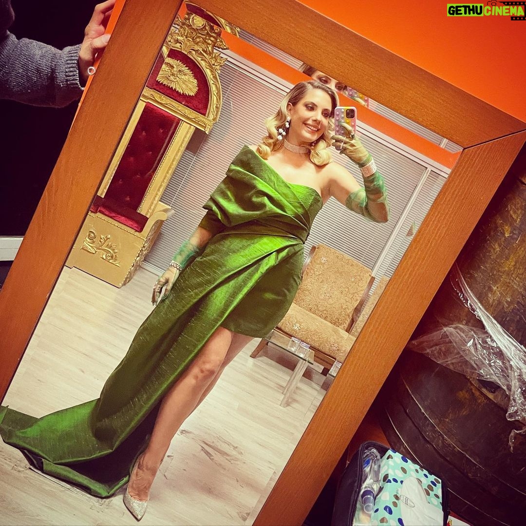 Eda Ece Instagram - #Maskekimsinsen Yarışmanın ilk çekim günüydü, çoook büyük heyecan vardı, madem Gala dedik bir Hollywood Glam yapalım istedik! 2 Ocak'ta yayınlanacak bu bölüm! @maskekimsinsen @foxturkiye 💚🎭 #maskedsinger #maskedsingerturkey teşekkürler bin yıllık yoldaşlarım @tuvana_buyukcinar @maisona46 @nilaytan ♥️