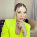 Eda Ece Instagram - Yeni yarışmamız Maske- Kimsin Sen? @maskekimsinsen 1 Ocak Cumartesi & 2 Ocak Pazar 20.00 ilk bölümüyle @foxturkiye de!!!! Sakın kaçırmayın!!!!! Maskelerin altındaki ünlüler kimler beraber tahmin edeceğiz!!!!💖🎭 #MaskedSinger Backstage! Hayallerimi gerçekleştiren ekip gibi ekip♥️: Styling: @ayybuke @selinkilicc Saç: @mutluahmet.sinan Makyaj: @hidayetkorkmaz_ Takılar: @begumkhan @agjewelery Takım Elbise: @merveciskoofficial 🎭🔫🌟