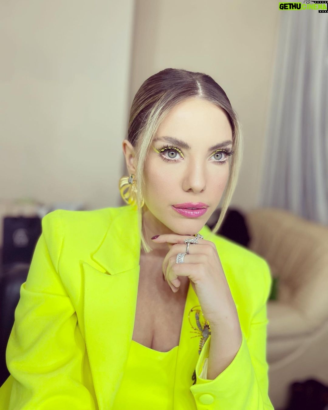 Eda Ece - 582.2K Likes - Yeni yarışmamız Maske- Kimsin Sen? @maskekimsinsen 1 Ocak Cumartesi & 2 Ocak Pazar 20.00 ilk bölümüyle @foxturkiye de!!!! Sakın kaçırmayın!!!!! Maskelerin altındaki ünlüler kimler beraber tahmin edeceğiz!!!!💖🎭 #MaskedSinger
Backstage!
Hayallerimi gerçekleştiren ekip gibi ekip♥️:
Styling: @ayybuke @selinkilicc
Saç: @mutluahmet.sinan
Makyaj: @hidayetkorkmaz_
Takılar: @begumkhan @agjewelery
Takım Elbise: @merveciskoofficial 🎭🔫🌟