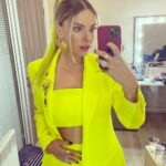 Eda Ece Instagram – Yeni yarışmamız Maske- Kimsin Sen? @maskekimsinsen 1 Ocak Cumartesi & 2 Ocak Pazar 20.00 ilk bölümüyle @foxturkiye de!!!! Sakın kaçırmayın!!!!! Maskelerin altındaki ünlüler kimler beraber tahmin edeceğiz!!!!💖🎭 #MaskedSinger
Backstage!
Hayallerimi gerçekleştiren ekip gibi ekip♥️: 
Styling: @ayybuke @selinkilicc 
Saç: @mutluahmet.sinan 
Makyaj: @hidayetkorkmaz_ 
Takılar: @begumkhan @agjewelery 
Takım Elbise: @merveciskoofficial 🎭🔫🌟