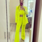 Eda Ece Instagram – Yeni yarışmamız Maske- Kimsin Sen? @maskekimsinsen 1 Ocak Cumartesi & 2 Ocak Pazar 20.00 ilk bölümüyle @foxturkiye de!!!! Sakın kaçırmayın!!!!! Maskelerin altındaki ünlüler kimler beraber tahmin edeceğiz!!!!💖🎭 #MaskedSinger
Backstage!
Hayallerimi gerçekleştiren ekip gibi ekip♥️: 
Styling: @ayybuke @selinkilicc 
Saç: @mutluahmet.sinan 
Makyaj: @hidayetkorkmaz_ 
Takılar: @begumkhan @agjewelery 
Takım Elbise: @merveciskoofficial 🎭🔫🌟