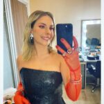Eda Ece Instagram – Evet nerden başlasam! Pandemi daha olmadan önce Meltem hanımcım bana tüm dünyada olan şahane bir yarışma teklif etmişti. Sonra dünya durdu derken, bir sürü zaman ve olaydan sonra işte burdayız başladık!!!!!! Benim için de hayatımda bir ilk. Yeni yarışmamız yakında başlıyor! Detaylar daha sonra. Bu kadarını bile paylaşmayacaktım ama dayanamadım🤭 Beklemede kalın! Çok heyecanlıyım!!!!! Not: Renkli eyeliner bizim işimiz! Bütün bunları çok önceden hayal etmiştim, şimdi birbir yapacağız sırf sizin için! 🧡🧡🎭 #newtvshow #comingsoon 🤫🧿
