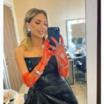 Eda Ece Instagram – Evet nerden başlasam! Pandemi daha olmadan önce Meltem hanımcım bana tüm dünyada olan şahane bir yarışma teklif etmişti. Sonra dünya durdu derken, bir sürü zaman ve olaydan sonra işte burdayız başladık!!!!!! Benim için de hayatımda bir ilk. Yeni yarışmamız yakında başlıyor! Detaylar daha sonra. Bu kadarını bile paylaşmayacaktım ama dayanamadım🤭 Beklemede kalın! Çok heyecanlıyım!!!!! Not: Renkli eyeliner bizim işimiz! Bütün bunları çok önceden hayal etmiştim, şimdi birbir yapacağız sırf sizin için! 🧡🧡🎭 #newtvshow #comingsoon 🤫🧿