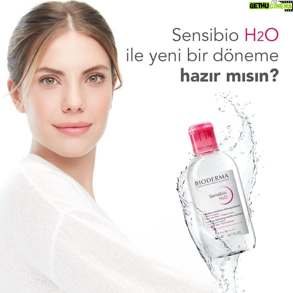 Eda Ece Instagram - Herkese merhaba! Bioderma'nın ilk türk reklam yüzü olmaktan dolayı mutluluk duyuyorum💕 Çok severek kullandığım Sensibio H2O ürünü ile sizlerle yeni bir döneme giriyoruz! Gelişmeler için takipte kalın!! 💕💕💕 @biodermaturkiye Eda Ece ile yeni bir döneme hazır mısın? 🤩 Bu mutluluğu birlikte paylaşmak ve reklam filmimizi ilk defa bizimle izlemek için 6 Nisan Salı günü Instagram/YouTube üzerinden canlı yayınlanacak online lansmanımıza seni de bekliyoruz! 💖 #SensibioH20 #BiodermaTürkiye #Bioderma #reklam