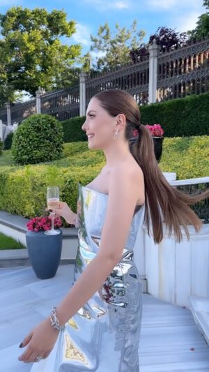 Eda Ece Instagram - 1 hafta sonra tam burada düğünüm var ama şimdi sıra Elle Style Awards'ta! Geliyorum :) #ElleStyleAwards2023 🌟✨🌟