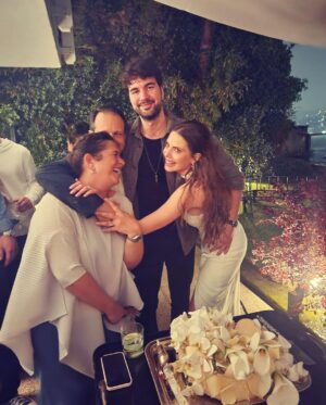 Eda Ece Instagram - Bize sürpriz yapan Mervoşumuz ve Selçuğumuza çok teşekkür ederiz #bffs 🥲♾️🤍 #soontobemarried 🎶🎺🪇🎻🎷🥁