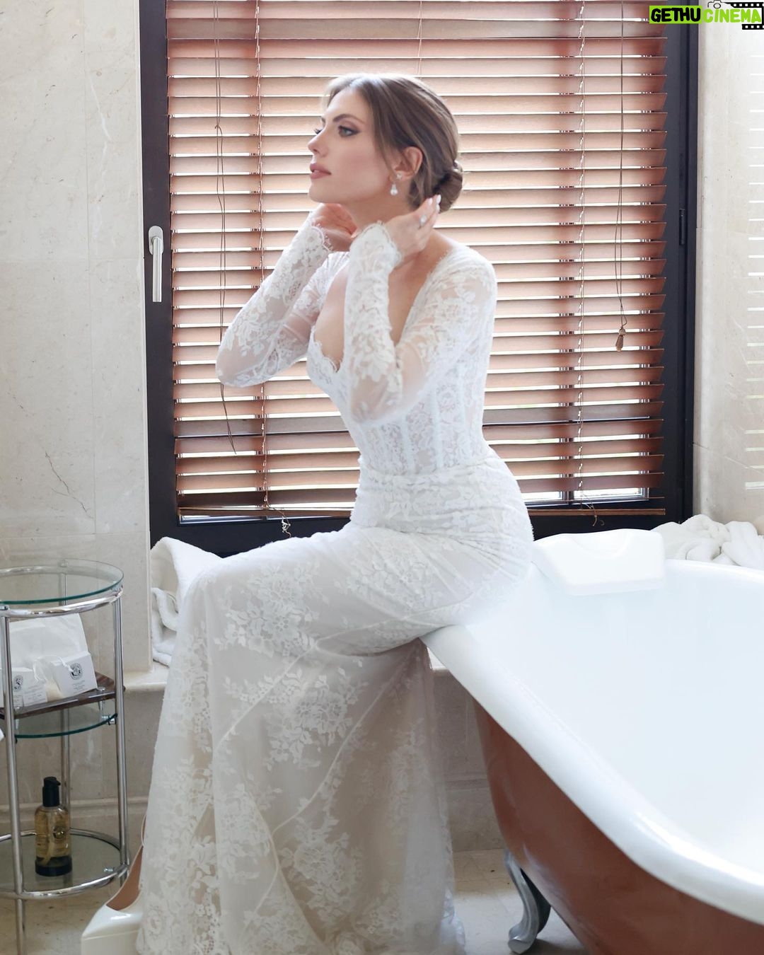 Eda Ece - 679.7K Likes - Getting ready✨🤍