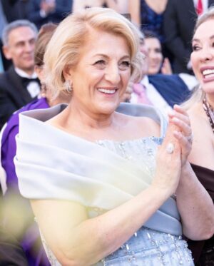 Eda Ece Instagram - Annem ve kızları😍🥹🥰 iyi ki iyi ki doğdun annecim bitanem canımın içii annişkosuuuu 💕💕💕🧿🧿💐🌺 #Queen 🧿💐🥲♥️♥️♥️