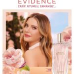 Eda Ece Instagram – @yvesrocherturkiye 💚💕🌸💚💕 Bu çalışma da Comme une Evidence özel kampanyamız için hazırladığımız vitrin görselimiz! ✨ Yves Rocher’nin Türkiye’deki tüm mağazalarında işbirliğimizi görebilirsiniz!😉🌸

#yvesrocher #edaece #evidence #commeuneevidence #yvesrocherturkiye #izikokusunda