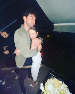 Eda Ece Instagram - Bize sürpriz yapan Mervoşumuz ve Selçuğumuza çok teşekkür ederiz #bffs 🥲♾️🤍 #soontobemarried 🎶🎺🪇🎻🎷🥁