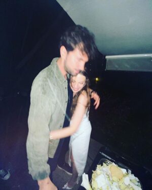 Eda Ece Instagram - Bize sürpriz yapan Mervoşumuz ve Selçuğumuza çok teşekkür ederiz #bffs 🥲♾️🤍 #soontobemarried 🎶🎺🪇🎻🎷🥁
