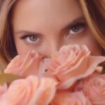 Eda Ece Instagram – @yvesrocherturkiye ile doğanın gizli bahçelerinde tanıdık bir keşfe ne dersiniz? Aslında hem çok tanıdık hem de yeni… Birçoğumuz için hala bir sır 🤫

Sevgili @yvesrocherturkiye ailem ile sizi iz bırakacak bir deneyime davet ediyoruz! Bu deneyimde yaşamın ahengi ve ruhumuzun zarafeti bir araya gelecek. Çevrenizdeki her şey ile uyumlanmamızı sağlayacak, zamansız bir deneyim bu.

Kimler bu eşsiz deneyimin bir parçası olmayı istiyor? ✨
31 Ocak akşamı için beklemede kalın🙌

#yvesrocher #edaece #evidence #commeuneevidence #yvesrocherturkiye #izikokusunda
