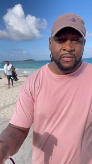 Eddy King Instagram - Montréal, je t’aime! Même loin de toi, mon coeur est avec toi! Même pour cette première tempête!🤪🤪🤪
.
.
.
.
.
.
.
.
.
#humour #neige #hiver #montréal #quebec #saintmartin #plage #soleil #beach