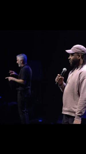 Eddy King Instagram - Quand je découvre comment on dit Congo en langage des signes!🤣🤣🤣🇨🇩🇨🇩🇨🇩.
.
.
.
.
.
.
#signlanguage #deaf #humour #standupcomedy #congokinshasa #rdc