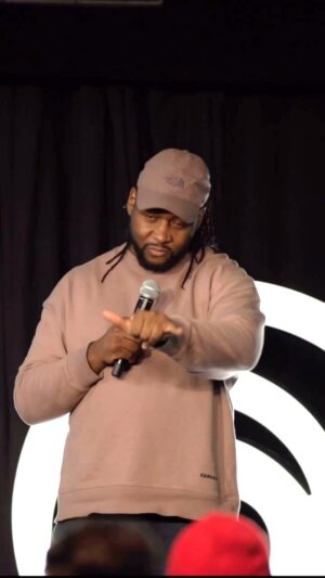 Eddy King Instagram - Quand je tombe sur des français qui travaillent chez @ubisoftmtl 🤣🤣🇫🇷🇫🇷. Ps: Merci @ubisoftmtl vous étiez au top! best Corpo ever!!🙏🏾🙏🏾🙏🏾
.
.
.
.
.
.
.
#humour #standup #blagues #jokes #france #expat #frenchhumour #instahumour #quebec #montréal #paris #impro