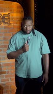 Eddy King Instagram - Pourquoi une psy noire?🤷🏾‍♂️🤷🏾‍♂️🤷🏾‍♂️ . . . . #humour #standupcomedy #standupfrance #santementale #mentalhealth #psychology #psychologie #therapy #therapie #eddyking #banambokacomedy