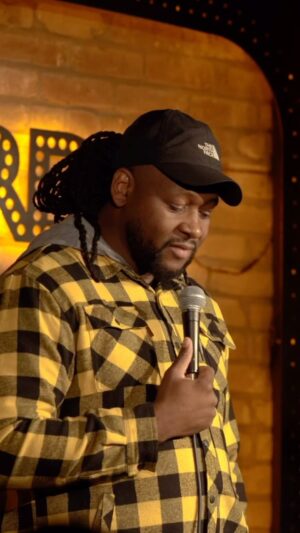 Eddy King Instagram - J’ai du expliquer à des touristes français la petite tension qu’ils ressentent de la part des québécois.🤣🤣🤣🤣.
.
.
.
.
.
.
#humour #standupcomedy #montreal #quebec #tourisme #france