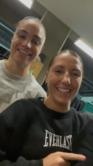 Eddy King Instagram - Hier, j’ai eu la chance de m’entraîner avec @caroveyre @kimklavel et #stephanelarouche ! J’ai encore mal et pourtant elles ont été soft avec moi!!😩😩😩🤣🤣🤣 @katiabanel merci encore pour l’invitation!🙏🏾🙏🏾❤️❤️ #boxe #wbc #womenboxing
