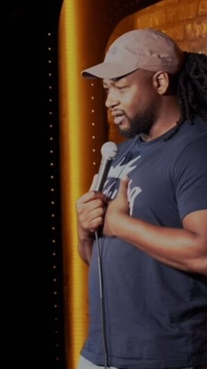 Eddy King Instagram - Les évacuations en Ukraine🇺🇦😒😒…#Ukraine #war #russia #guerre #humour #standupfrance #standupcomedy #migrants #immigrants #banambokacomedy #eddyking #mokonzi
