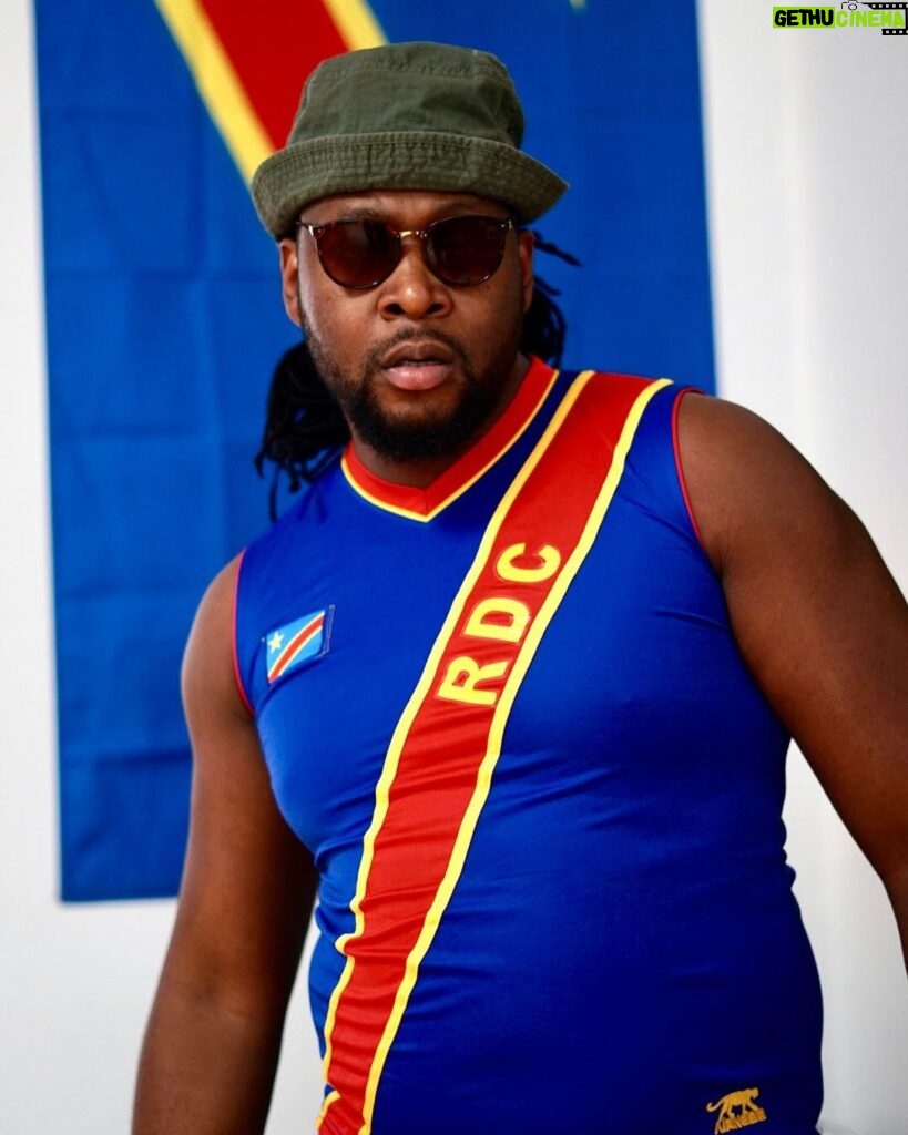Eddy King Instagram - Mon outfit pour le show du 30 juin, 👍🏾ou 👎🏾?! Dites dans les commentaires!🤣🤣🤣🇨🇩🇨🇩🇨🇩🇨🇩🇨🇩 #BanaMbokaComedy #RDC #humour #Standup #243 #congo 🚨LIEN DANS LA BIO🚨 Le National