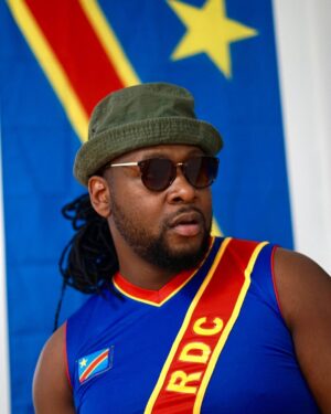 Eddy King Instagram - Mon outfit pour le show du 30 juin, 👍🏾ou 👎🏾?! Dites dans les commentaires!🤣🤣🤣🇨🇩🇨🇩🇨🇩🇨🇩🇨🇩 #BanaMbokaComedy #RDC #humour #Standup #243 #congo 🚨LIEN DANS LA BIO🚨