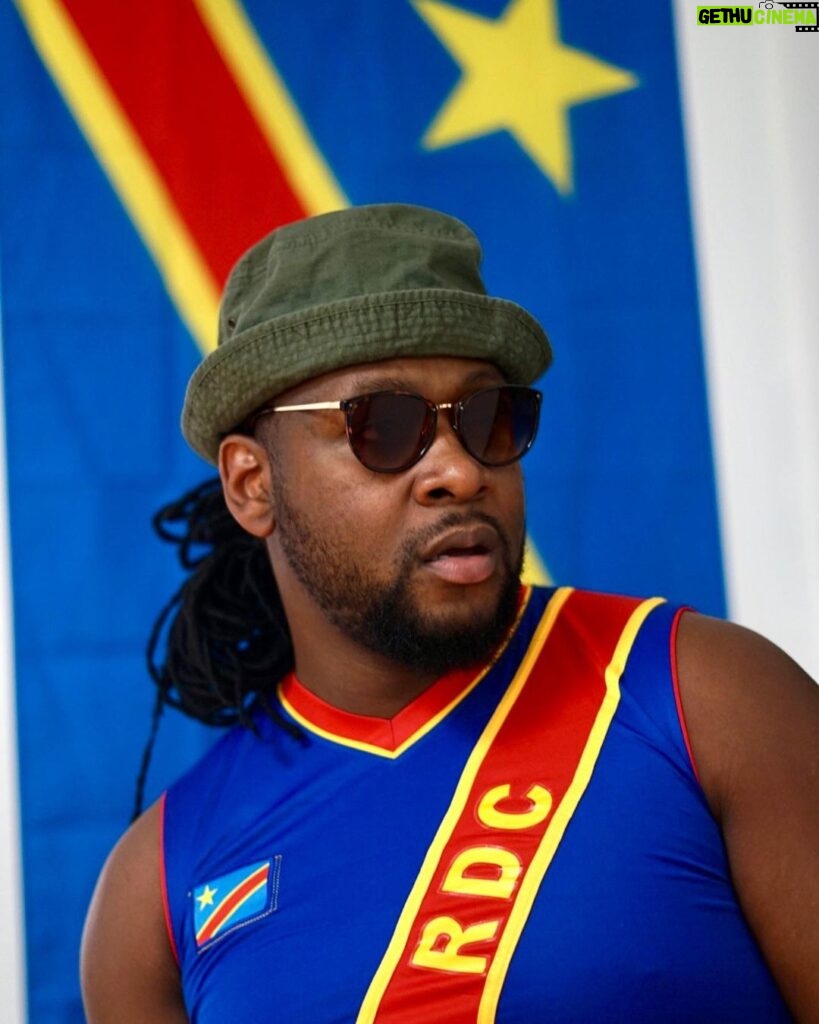 Eddy King Instagram - Mon outfit pour le show du 30 juin, 👍🏾ou 👎🏾?! Dites dans les commentaires!🤣🤣🤣🇨🇩🇨🇩🇨🇩🇨🇩🇨🇩 #BanaMbokaComedy #RDC #humour #Standup #243 #congo 🚨LIEN DANS LA BIO🚨 Le National