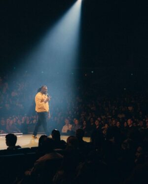 Eddy King Instagram - En première partie de @farylopesb ! Thanks again my G!👊🏾👊🏾
.
📸: @homayoun @portfolihomayoun 
.
.
.
.
.
.
.
.
#domedeparis #fary #eddyking #paris #humour #standupcomedy #Mokonzi #paris #514 #243 #RDC #Congo
