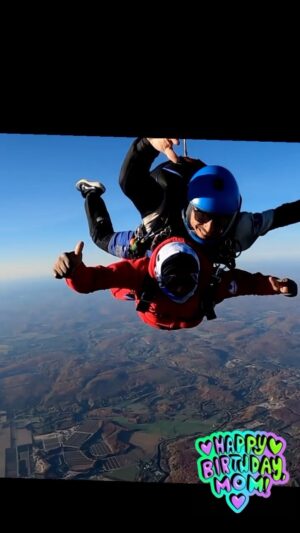 Eddy King Instagram - MY MOM IS COOLER THEN YOUR MOM!!!😂😂😂🥰🥰🥰

Hier, ma mère fêtait ses 70 ans! Et tout ce qu’elle voulait, c’était sauter en parachute!😅😅😅

Ça faisait quelques mois qu’elle en parlait et j’étais sûr que c’était une folie passagère, que ça allait lui passer et qu’elle allait oublier…mais non!…Elle y tenait plus que jamais! 

Je vous avoue que j’étais hyper stressé quand je l’ai vu sauter de l’avion😫😫mais elle fait ça comme une pro!! Je suis tellement fier d’elle!!🙏🏾🙏🏾🙏🏾

Je rends grâce a Dieu de l’avoir encore à mes côtés et je pris pour qu’elle soit encore parmi nous pour encore longtemps, qu’elle voit ces petites filles grandir! 

Joyeux Anniversaire Maman!

Je t’aime!❤️❤️❤️❤️

.
.
.
.
.
.
.
.
#skydiving #happybirthday #congolesemom #merecongolaise #parachute #parachutisme #voltige #parachutejump #congolese #rdc #243 #mokonzi #kinshasa #joliette #montreal #laval #canada #quebec #chutelibre
