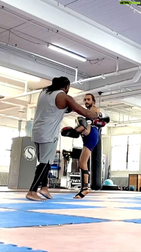 Eddy King Instagram - La voix du Ninja Congolais qui sommeille en moi! 🇨🇩🇨🇩🥷🏾🥷🏾🧘🏾‍♂️🧘🏾‍♂️ . . . . . . #congo #muaythai #rdc #kin #kinshasa #243 #montral #quebec #mma #bjj #ufc #martialarts #gym #fitness #training #humour #comedy #eddyking #mokonzi #standupcomedy #thailong #boxing #boxe #kickboxing #fights