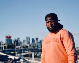 Eddy King Instagram - Tu veux être un top modèle? Fais comme moi, plisse les yeux et rentre le ventre! Voilà!!
.
📸: @unokrystal 
👕: @louverturian 
.
.
.
.
.
.
#montréal #downtown #ndg #uptown #cotedesneiges #fashion #EddyKing #Mokonzi #Rdc #MwanaMboka #Kinshasa #243