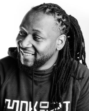 Eddy King Instagram - “Quand la vie te tourne le dos, profites-en pour regarder son derrière et garde le sourir” - Moi .....On fait de la philosophie comme on peut 😅😅😅😅
.
.
.
.
.
.
#inspirationalquotes #proverbs #standupcomedy #humouriste #standup #blackandwhite #dreadlocks #dreads #loclivin #locstylesformen #locsstyles #humourquebecois #montreal #quebeccity #quebec #parisfrance #paris #paname #mokonzi #eddyking #comedy