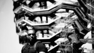 Eddy King Instagram - J’aime beaucoup cette photo parce j’ai l’aire hyper costaud vu qu’on voit pas mon gros bide!!😅😅😅😅
📸: @unokrystal 😍😍
.
.
.
.
.
.
.
.
#blackexcellenceqc #blackandwhite #blackandwhitephotography #eddyking #mokonzi #newyork #humour #humoriste #standupcomedy #djing #turntabliste