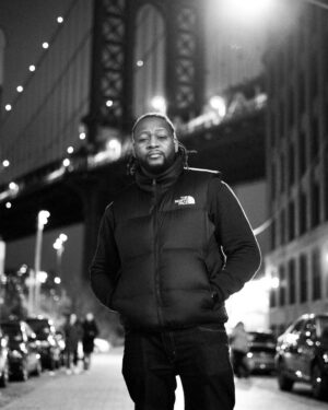 Eddy King Instagram - La plus part des gens vont au chalet pour se ressourcer au milieu de la nature et l’aire pure. Moi, je vais à New York! Le bruit des klaxons, des sirènes, la vapeur suspecte qui s’échappe des égouts, tout ça me donne de l’énergie! Hier, dans le métro, une sans abris a baissé son froc et s’est mise à pisser sur le quai à quelques mètres de nous et quand j’ai vu ça, je me suis promis que c’est avec cette même audace que je vais affronter cette nouvelle l’année!!! 2019 je marque mon territoire et je pisse sur tout ce que je désire!! 🙏🏾🙏🏾🙏🏾🙏🏾.
.
.
.
.
.
.
.
📷: @ashley_ds25 
#NewYork #Brooklyn #BrooklynBridge #manhattanbridge #williamsburg  #flatbush #Comedy #standupcomedy